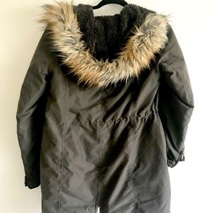 Military green jacket with faux fur hood (s)